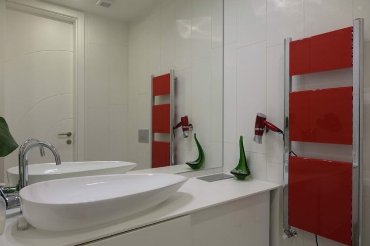 rot-gelb-badezimmer-spiegel-waschschrank-modern-geräumig