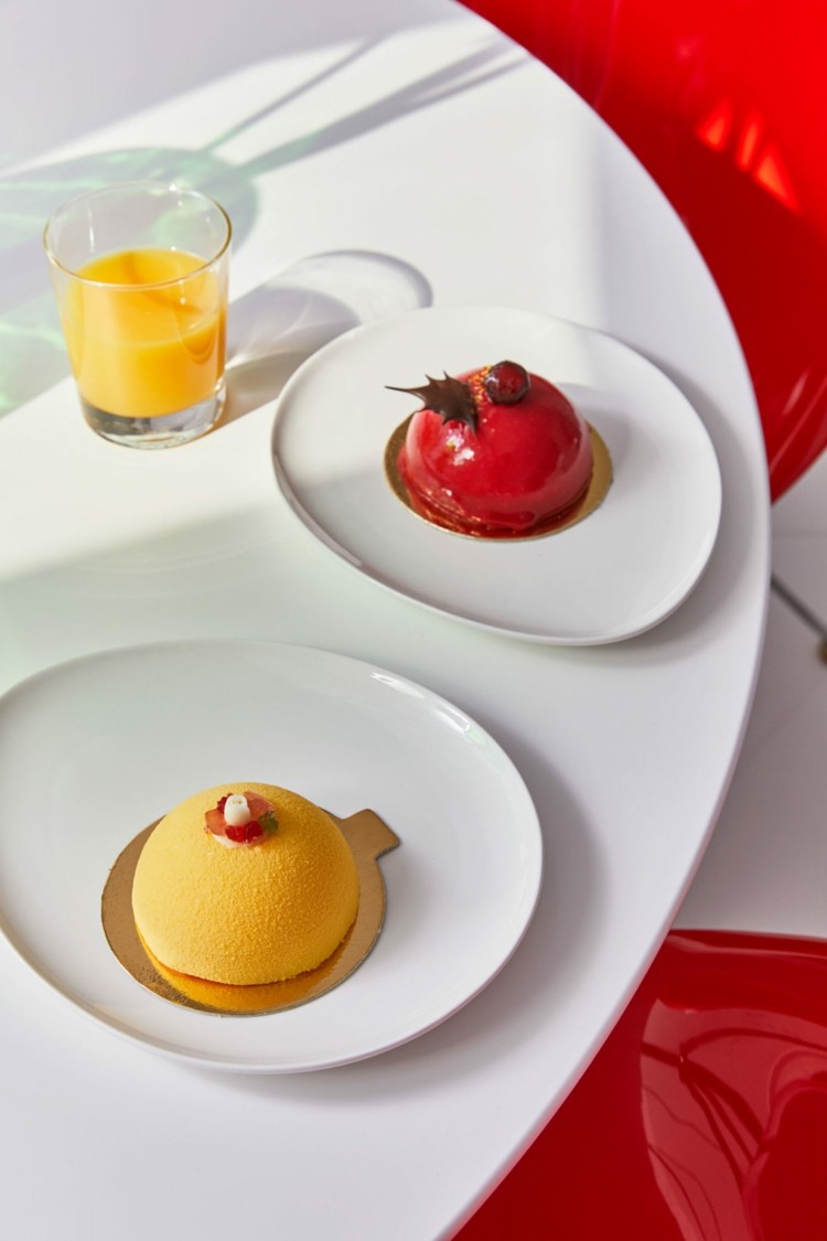 rot-gelb-inneneinrichtung-tisch-decken-geschirr-modern-dessert
