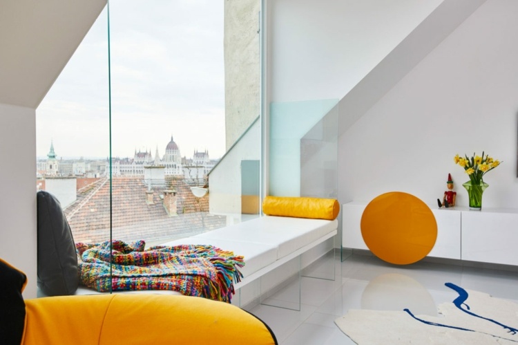 rot und gelb akzente-wohnzimmer-fensterfront-sitzbank-glas