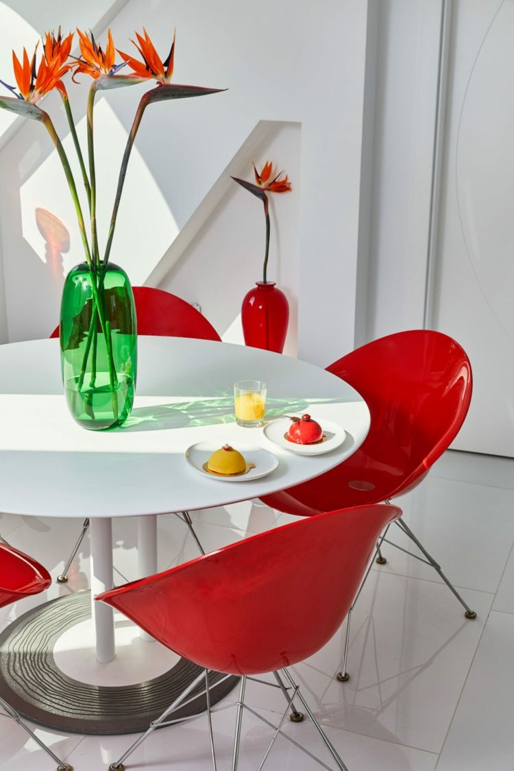rot und gelb essbereich-runder-esstisch-stühle-vase-deko-modern