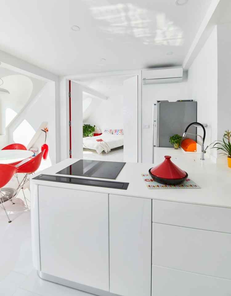 rot und gelb küche-weiß-minimalistisch-dekorationen-weiße-wandgestaltung