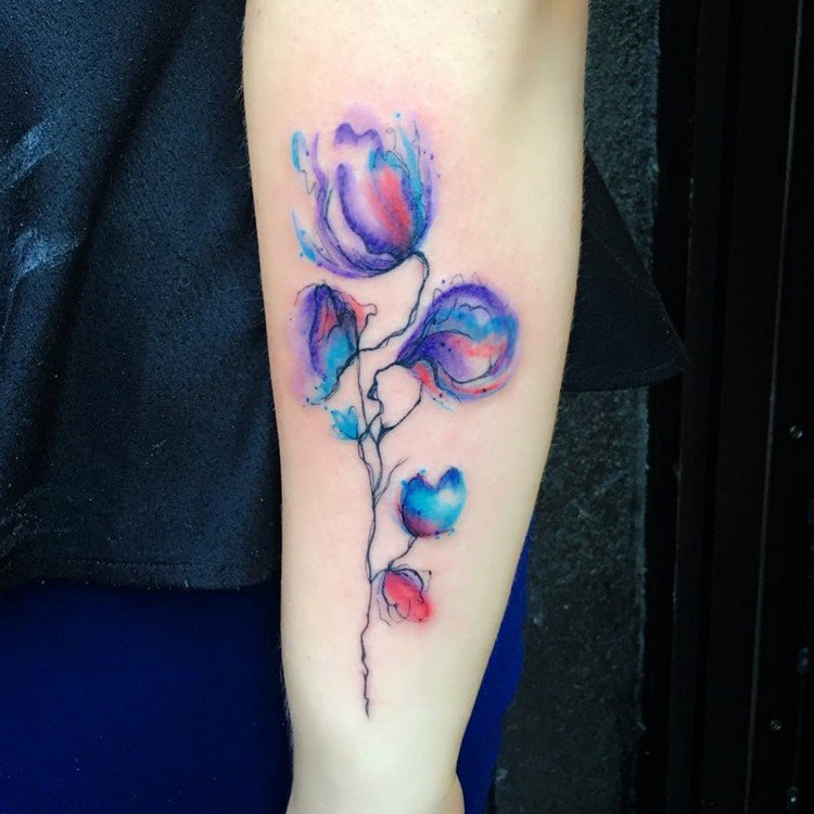watercolor-tattoo-abstrakt-blumen-unterarm