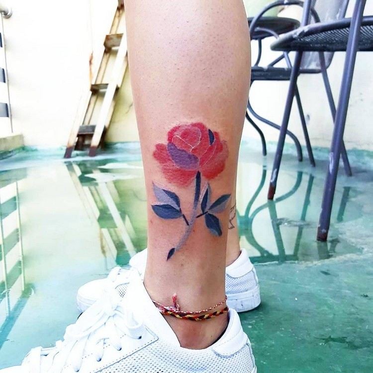 watercolor-tattoo-rose-knöchel-frau