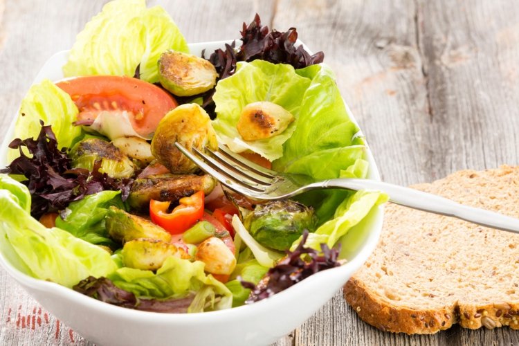 zinkhaltige-lebensmittel-vollkornbrot-nüsse-salat-gesunde-ernährung
