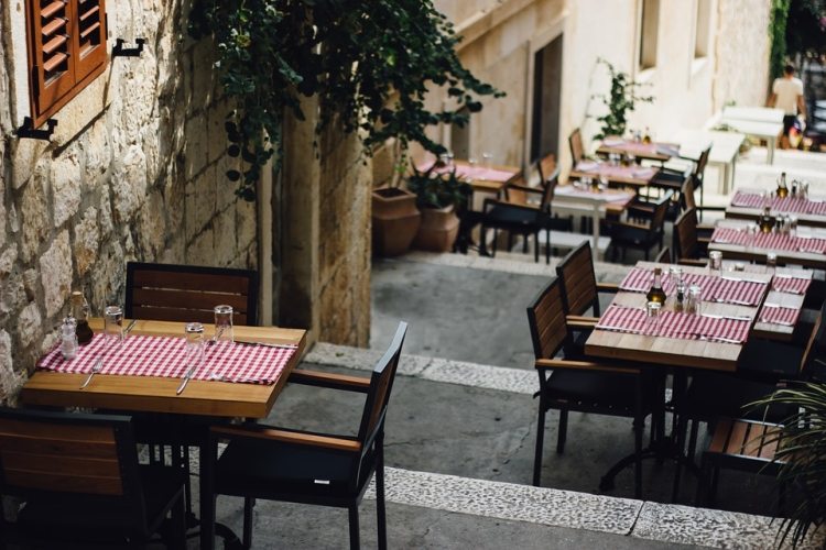 Gastronomie-Moebel-Terrasse-Gestaltung-italienisch-Stil-gestalten
