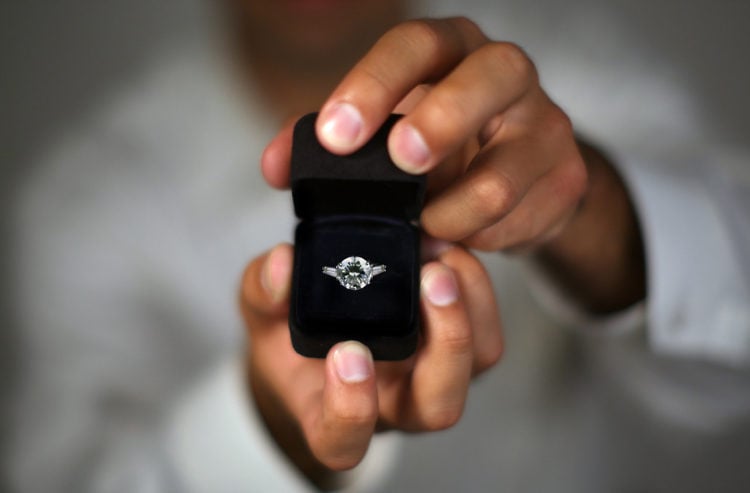 Hochzeitsantrag Ideen -verlobungsring-romantisch-tipps