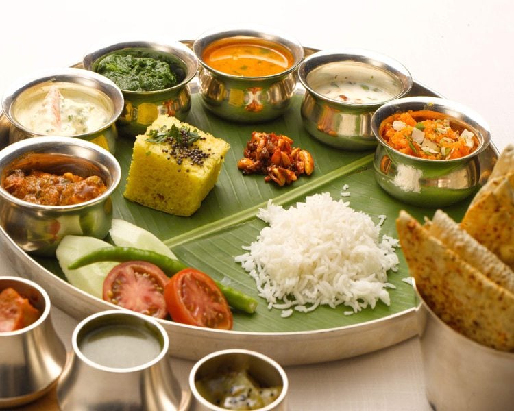 Indische Rezepte -essen-thali-servieren