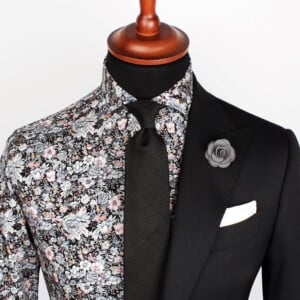 Krawatte-binden-schick-anzug-schwarz-blumenmuster