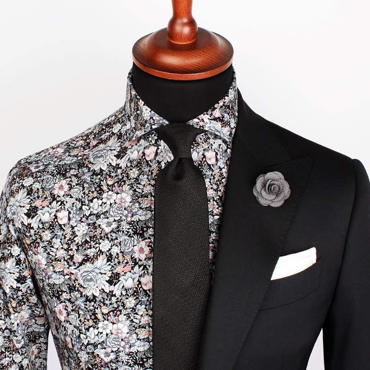 Krawatte binden -schick-anzug-schwarz-blumenmuster