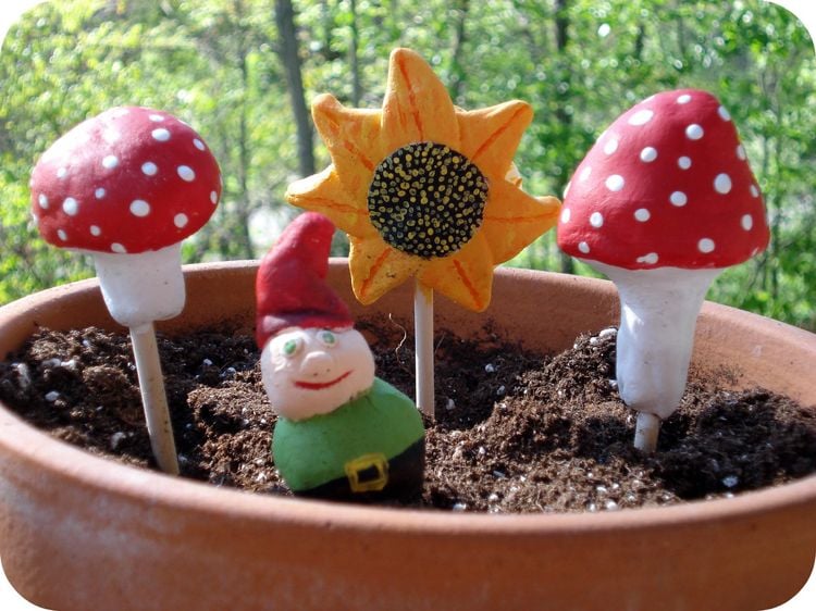 Salzteig Ideen Garten Pilzen und kleine Dekofiguren im Blumenkübel