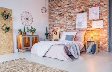 Schlafzimmer-gemuetlich-gestalten-Ziegelwand-Doppelbett-Wanddeko