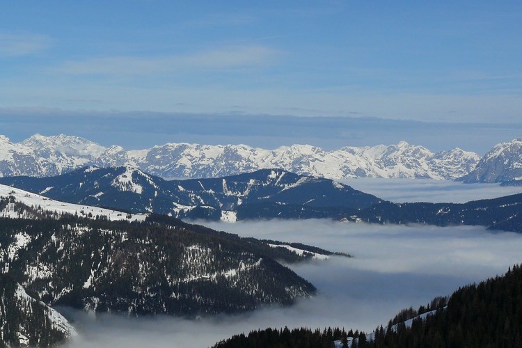 alpen-winterurlaub-skifahren-wunderschöne-aussicht