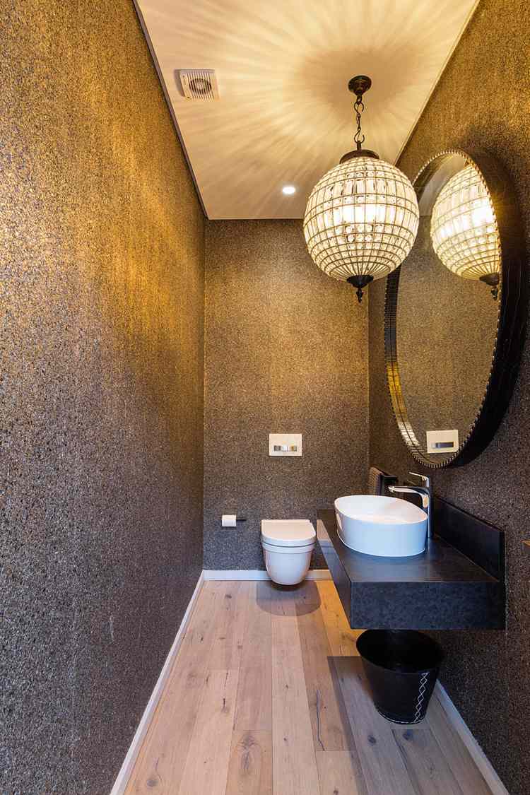 ambiente-wohnen-exklusiv-toilette-grau-holzboden