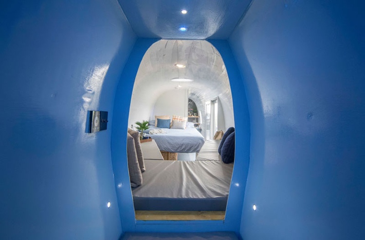 besonderes-hotelzimmer-design-hubschrauber-blau-gemütlich