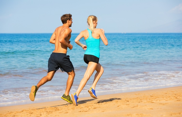 bewegung-jogging-strand-mann-frau