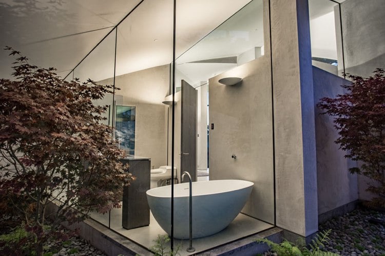 fassade-glas-beton-badezimmer-transparent-badewanne