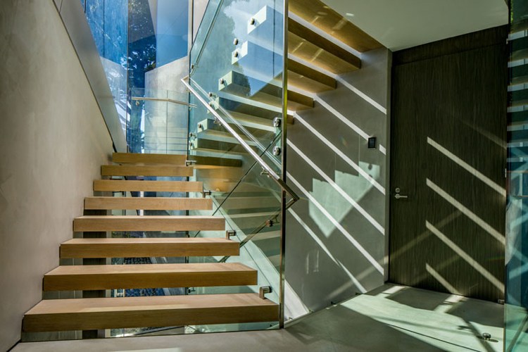 fassade-glas-beton-glaswand-treppe-glasgeländer