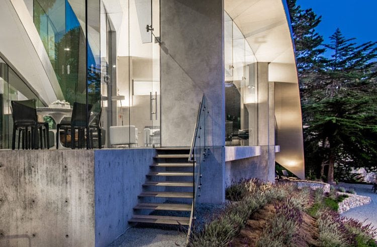 fassade-glas-beton-treppe-aussen-beleuchtung-garten