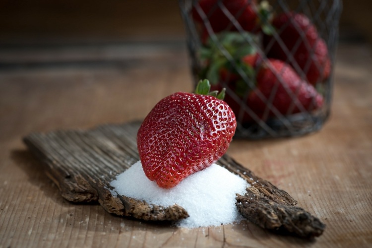 hausmittel-erdbeeren-salz-zahnaufhellung