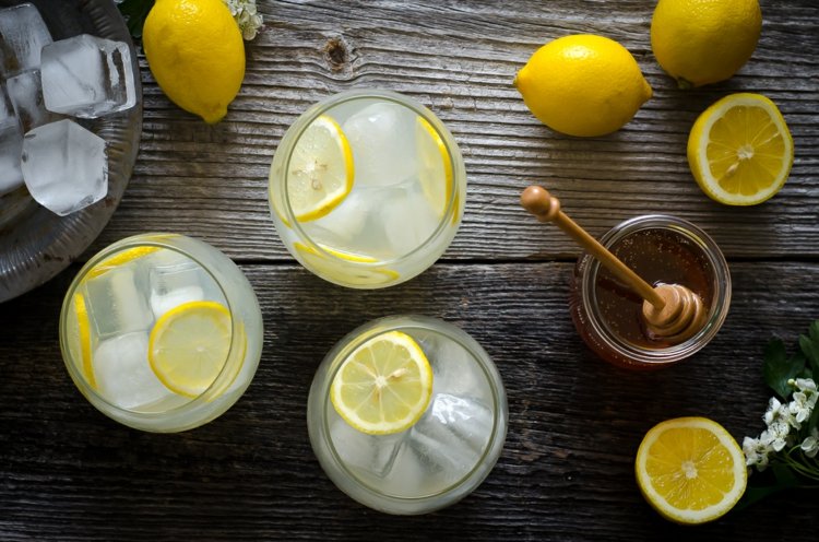 limonade selber machen honig-eiswürfel-gläser