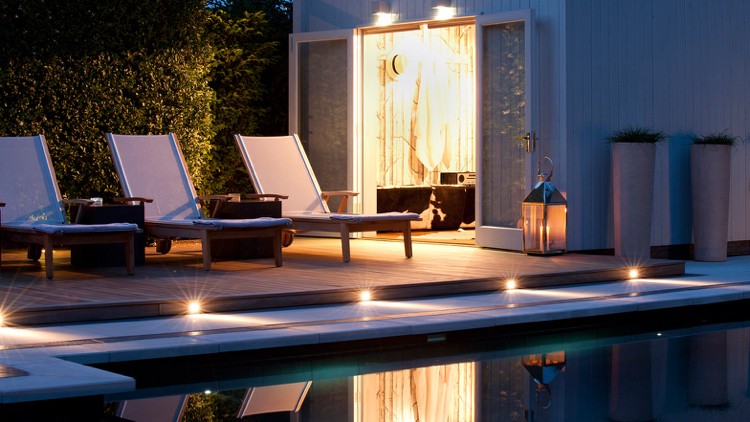 indirekte-terrassenbeleuchtung-terrasse-balkon-pool-boden-spots
