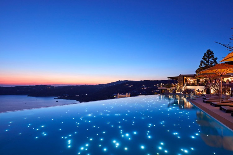 infinity-pool-nachtbeleuchtung-leds-funkeln-terrasse-ausblick