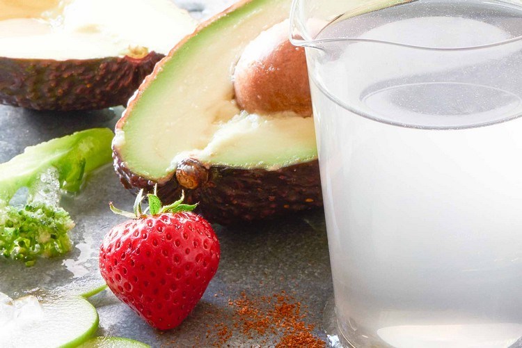kokosnusswasser-gesund-rezepte-smoothies-kokoswasser