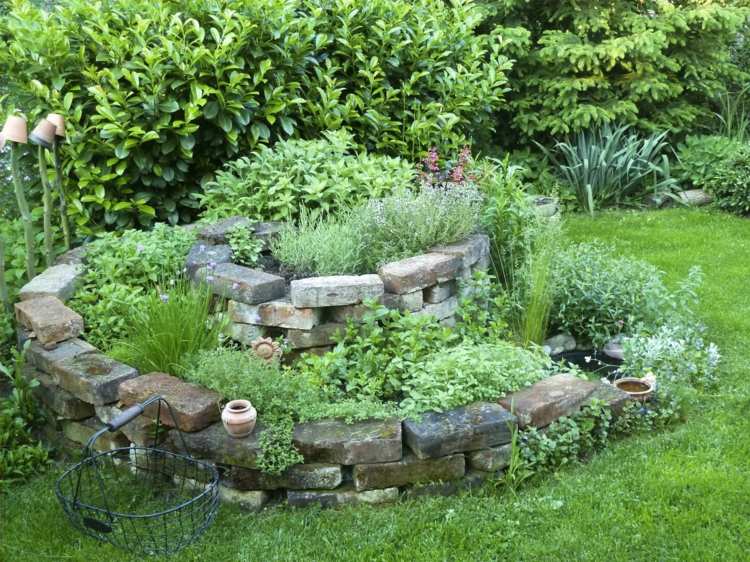 kräuterspirale-bauen-gartengestaltung-kleine-gärten-kräuterpflanzen-pflanzplan