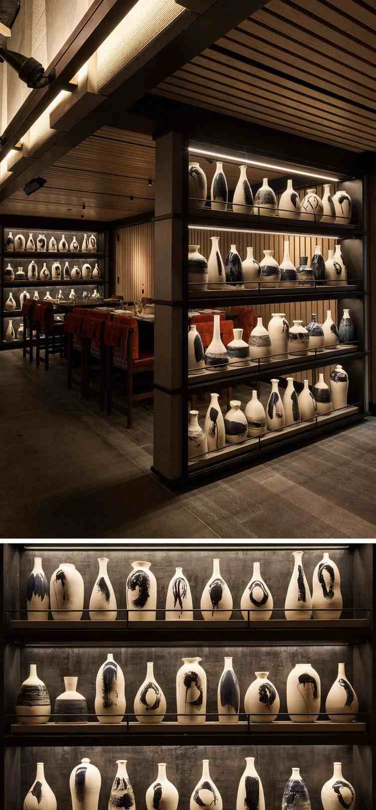 Kunstinstallation aus Keramik restaurant-regale-toepferwaren-sake-flaschen