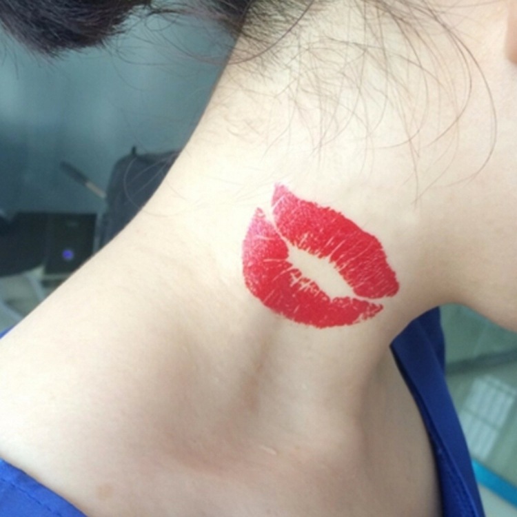 kussmund-tattoo-idee-bilder-hals-rote-lippen-küssen