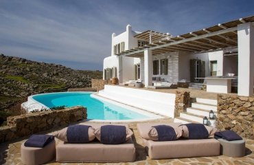 ländliches-wohnen-mediterrane-villa-infinity-pool-naturstein-terrasse