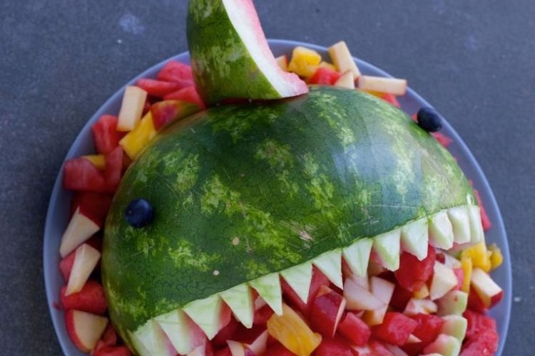 Melonen Hai schnitzen – Anleitung und Bilder zum Rezept