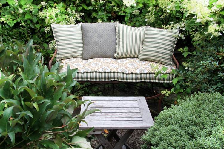 outdoor-lounge-sichtschutz-hecke-immergrüne-pflanzen