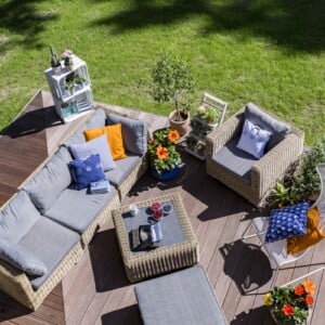 outdoor-lounge-terrasse-garten-sitzmöbel-rattan-hell-grau