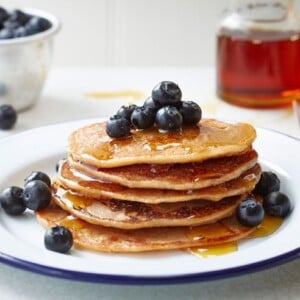 pfannkuchen-rezept-ohne-eier-blaubeeren-ahornsirup