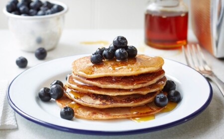 pfannkuchen-rezept-ohne-eier-blaubeeren-ahornsirup