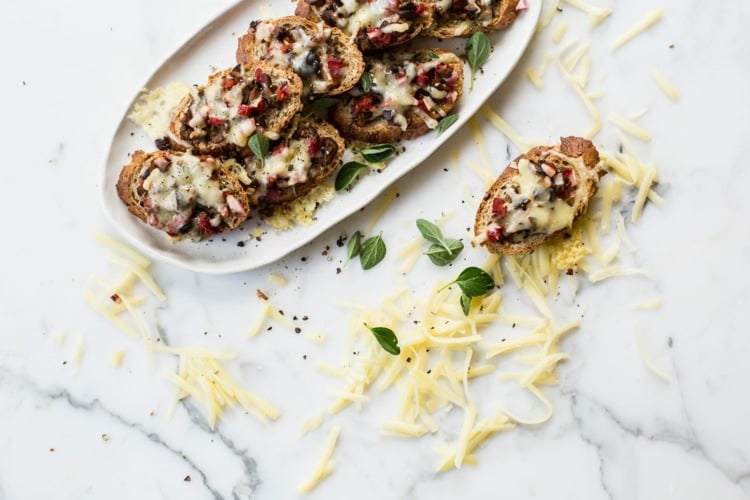 raclette-rezepte-ideen-bruschetta-italienisch-idee-pilze-baguette-vorspeise