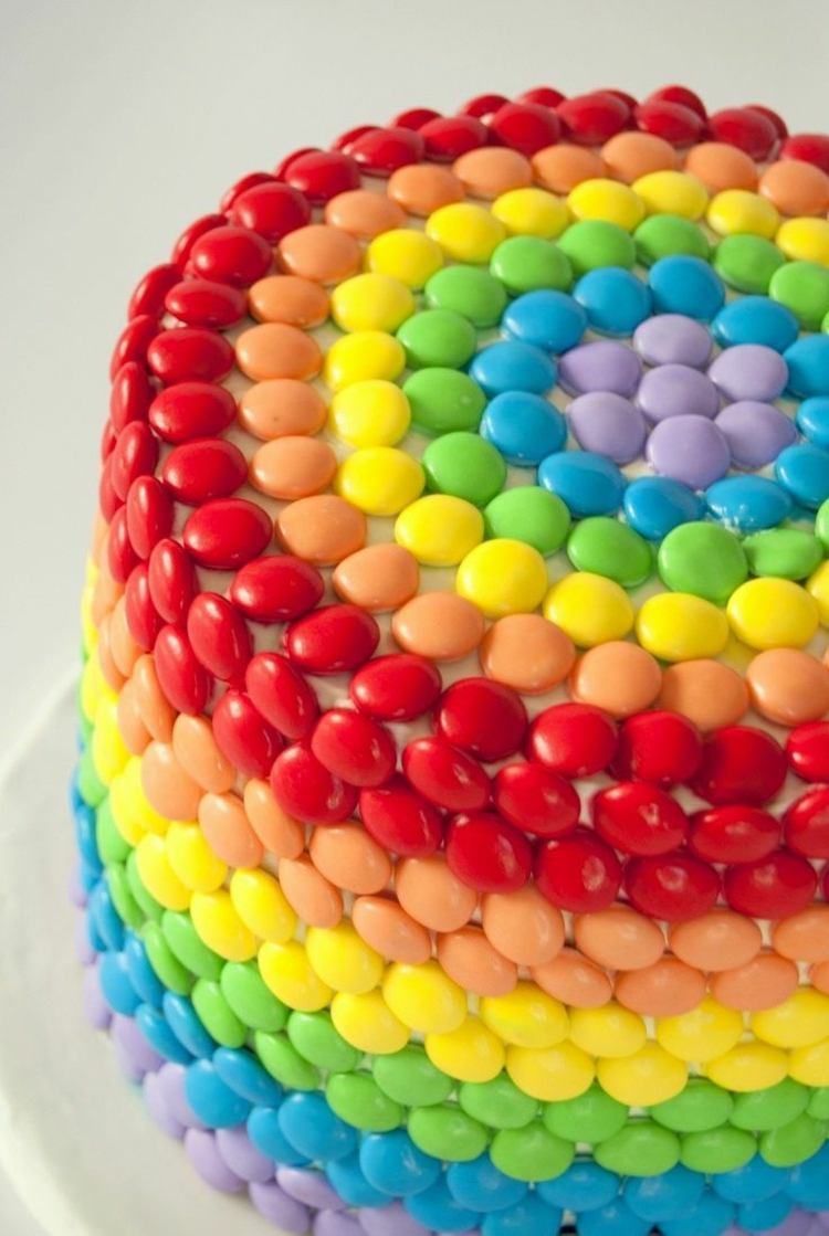 regenbogenkuchen-rezept-smarties-deko-bunte-farben-süßigkeiten