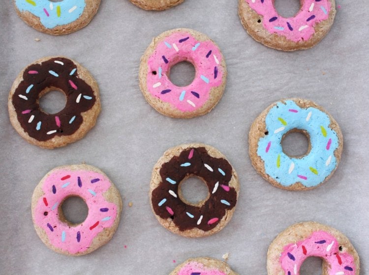 salzteig-ideen-essen-donuts-bemalen-acrylfarbe-pinsel