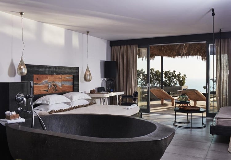schwarze-badewanne-mitten-schlafzimmer-terrasse-sonnenliegen