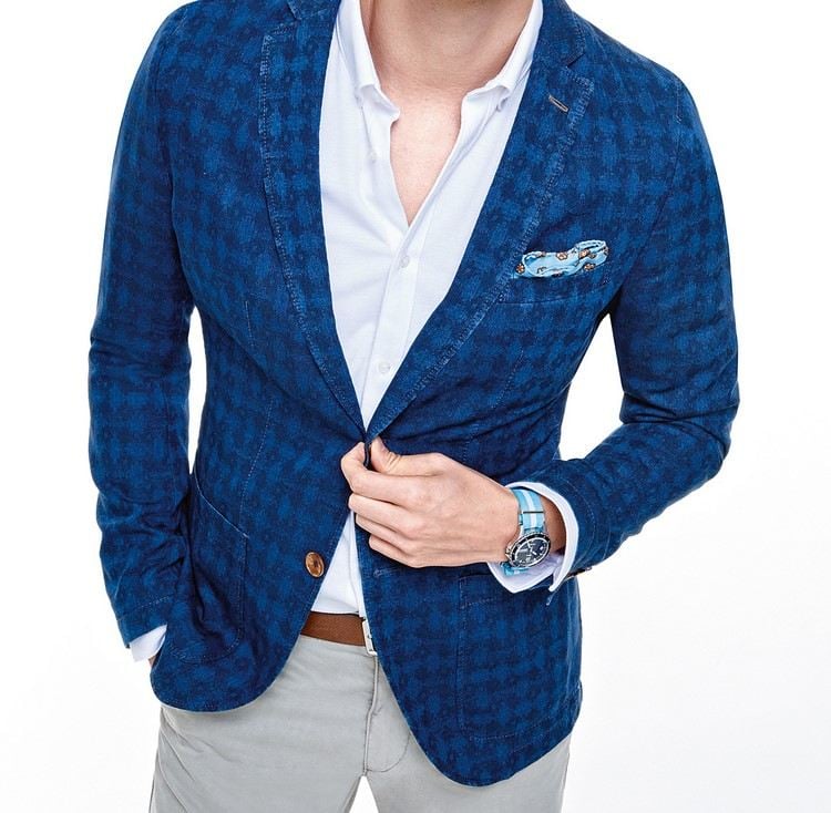 smart-casual-blaues-sakko-weisses-hemd-Einstecktuch-sportlich-elegant