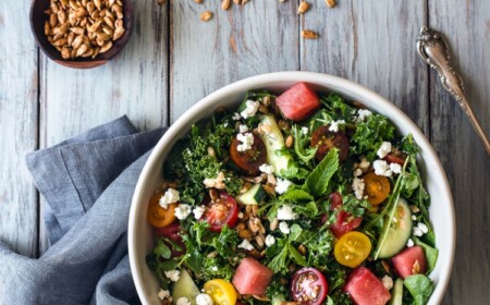 sommersalate rezepte-ideen-leichte-gerichte-obst-gemüse-käse-fleisch