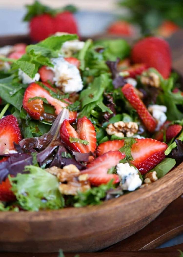 sommersalate-rezepte-salatmix-erdbeeren-gorgonzola-minze-exotisch