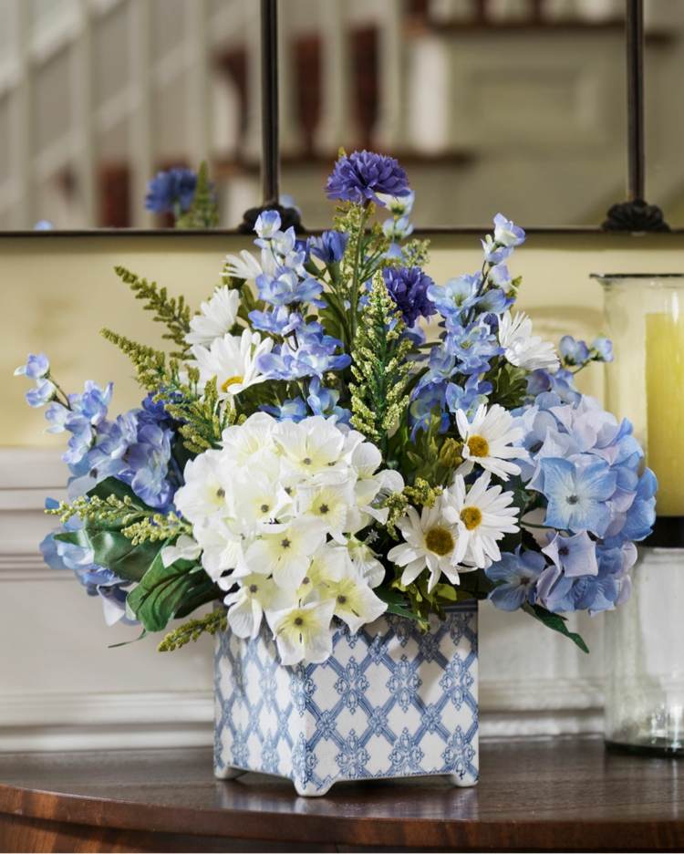sommerstrauß blau-hortensien-weiß-akzente-lila-porzellan-vase