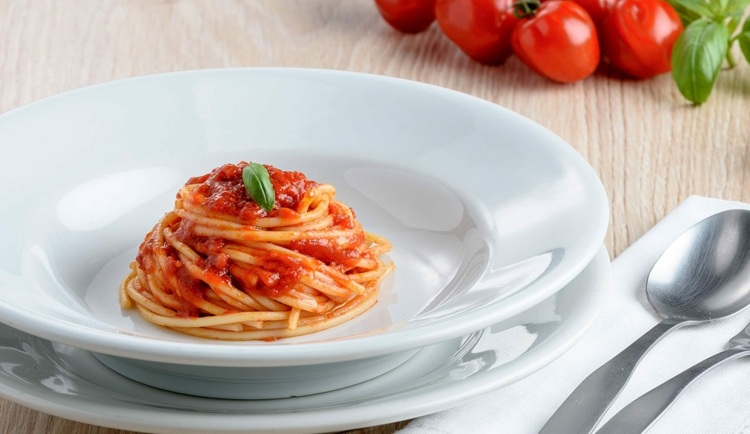spaghetti-basilikum-tomaten-gewürzt