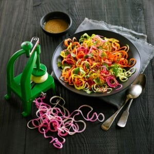 spiralschneider-soße-gemüsenudeln-salat