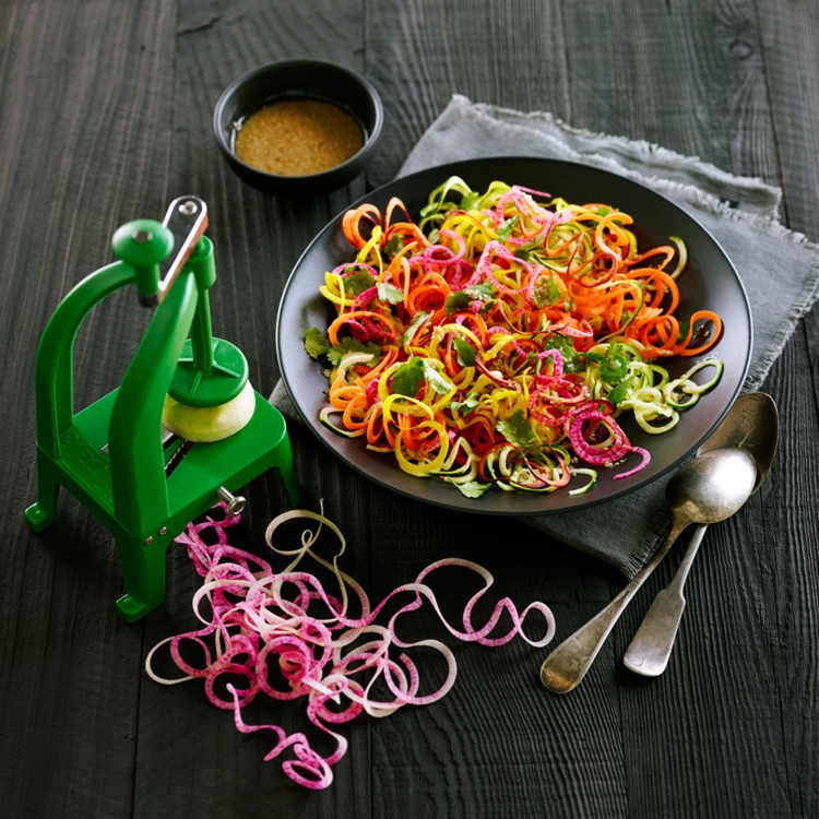 spiralschneider-soße-gemüsenudeln-salat