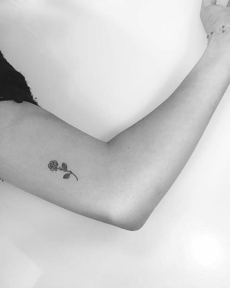 tattoo-ideen-frauen-inner-arm-rose-klein