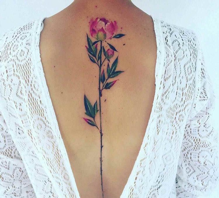tattoo-motive-wirbelsaeule-frauen-blume-rose-watercolor-look