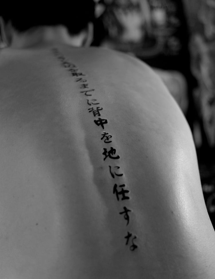 Tattoo Motive wirbelsaeule-frauen-chinesische-zeichen